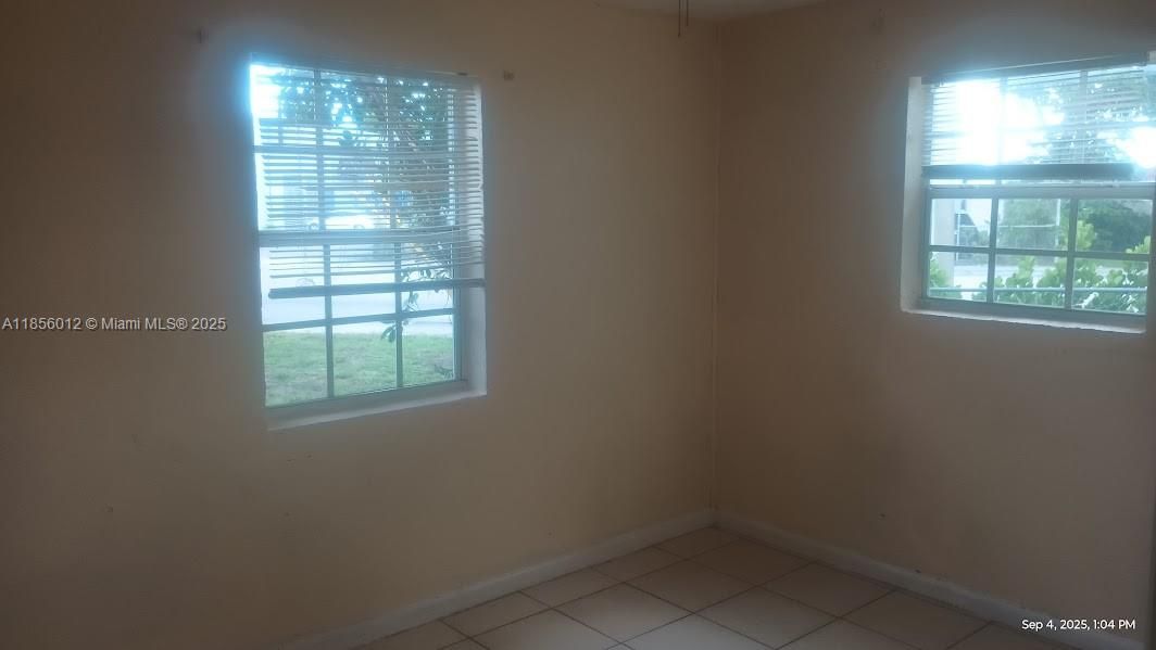 Empty room, Interior