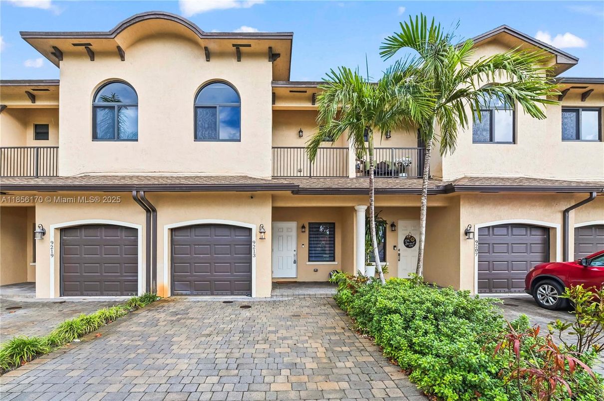 Attached, Exterior, Facade, Mediterranean