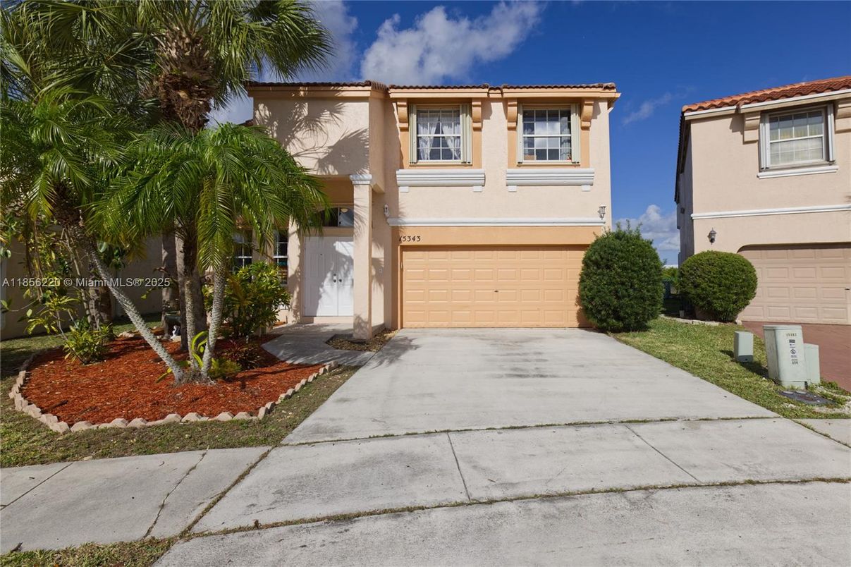 Attached, Exterior, Facade, Mediterranean