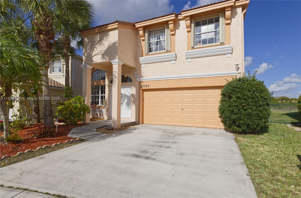 Attached, Exterior, Facade, Mediterranean