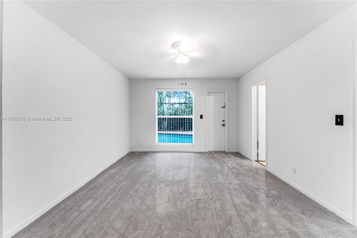 Empty room, Interior