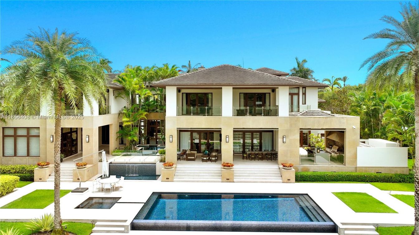 Exterior, Facade, Pool, Modern