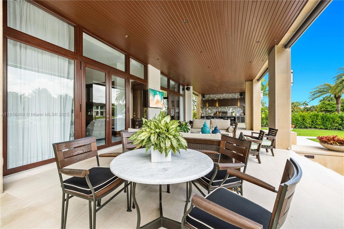 Dining room, Exterior