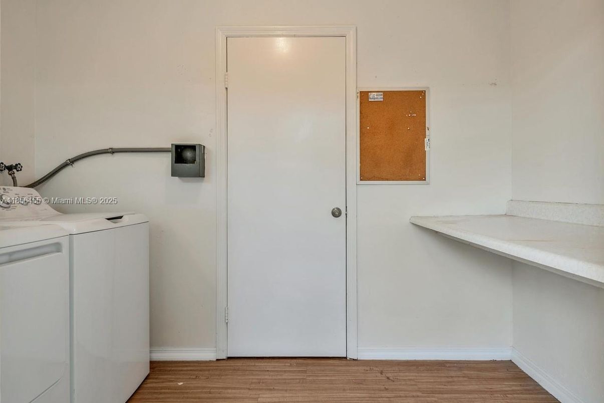 Interior, Washer, Wood Texture Flooring