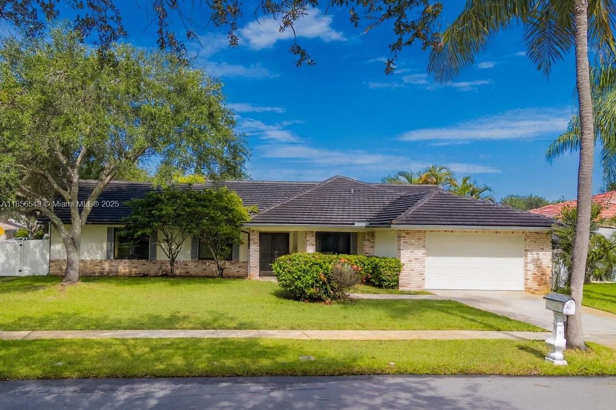 Attached, Exterior, Facade, Ranch