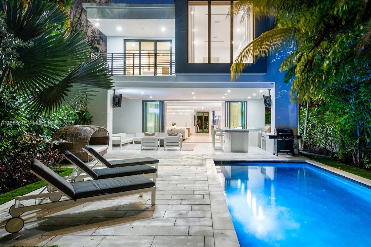 Exterior, Outdoor Kitchen, Pool