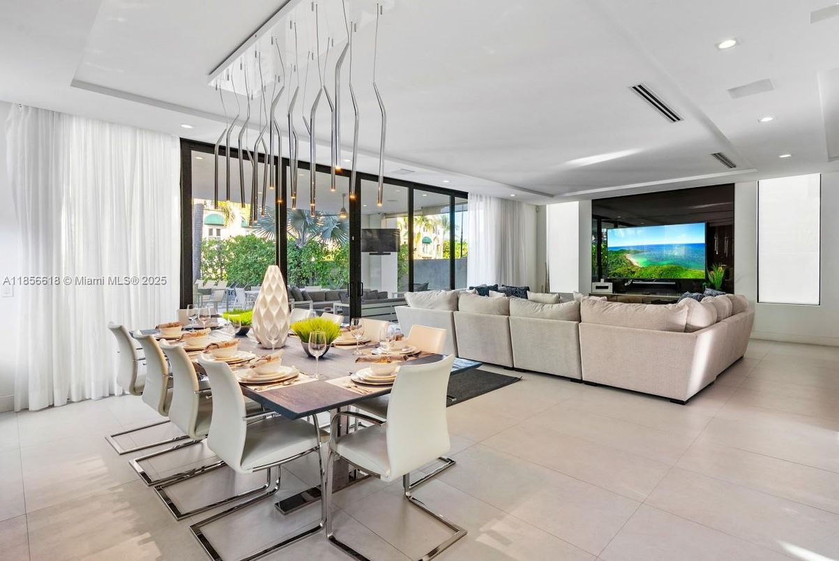 Dining room, Interior, Living room, Pendant Lights, Recessed Lighting