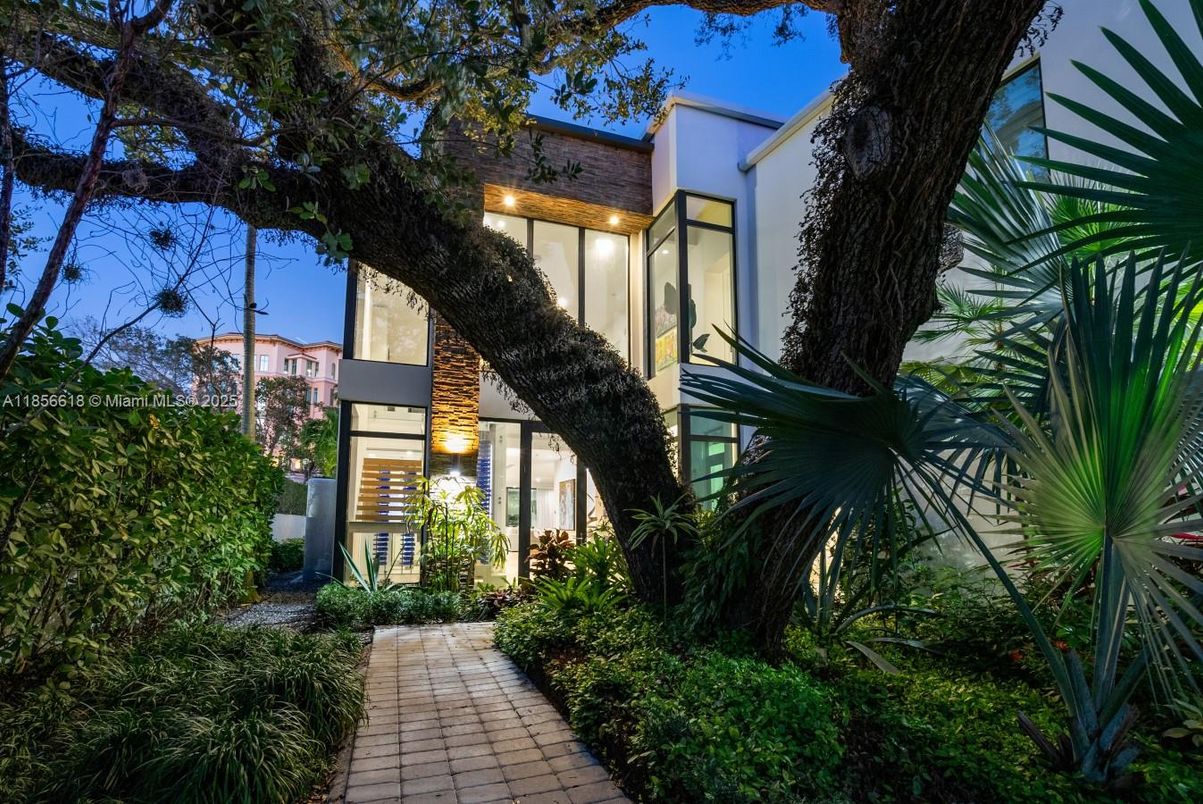 Exterior, Facade, Modern