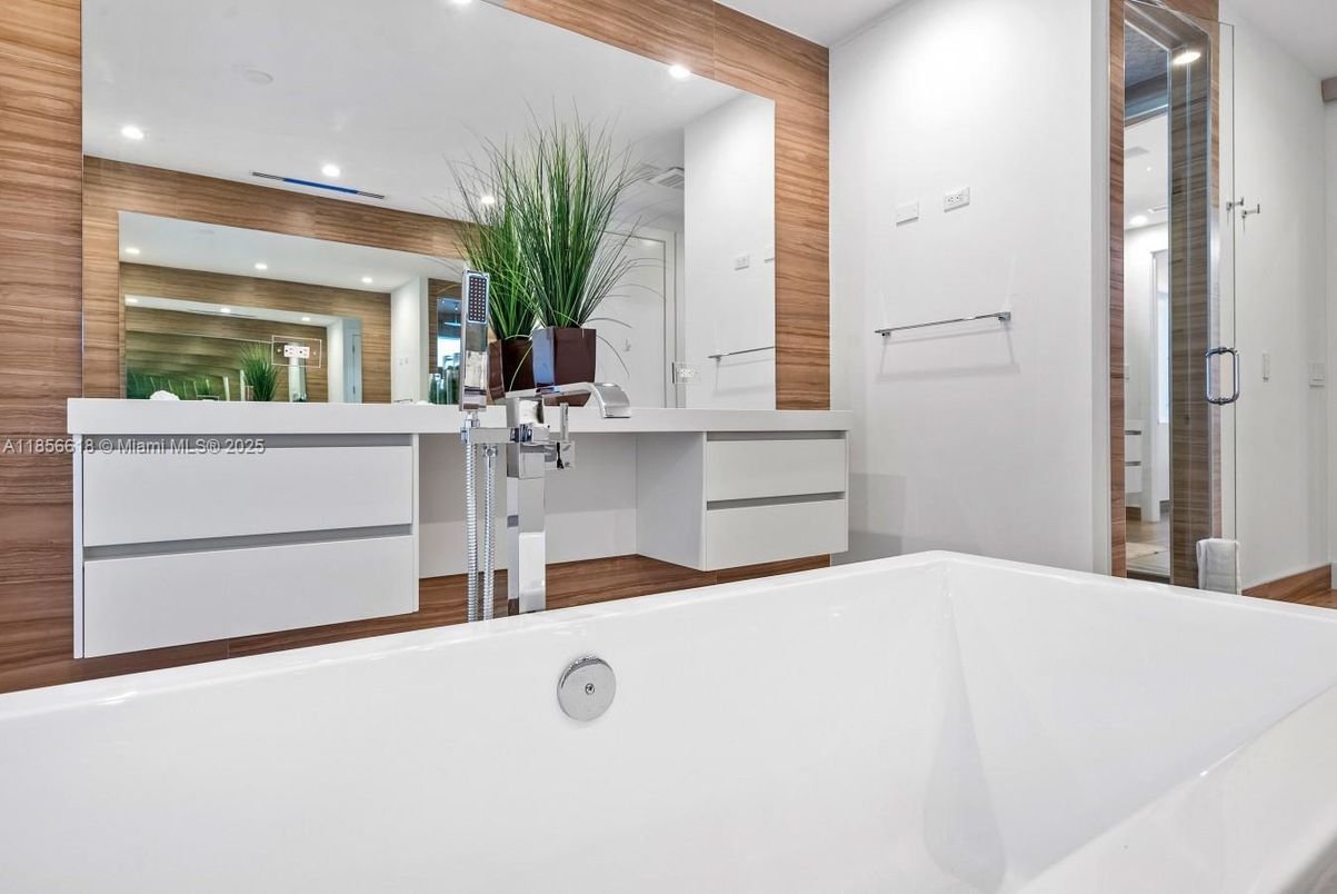 Bathroom, Interior, Recessed Lighting