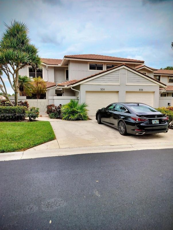 Attached, Exterior, Facade, Mediterranean