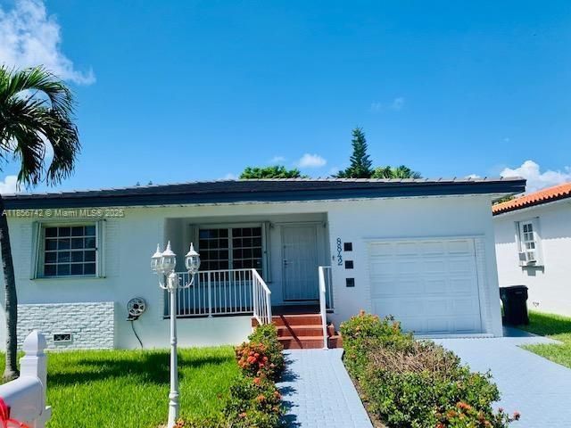 Attached, Exterior, Facade, Ranch