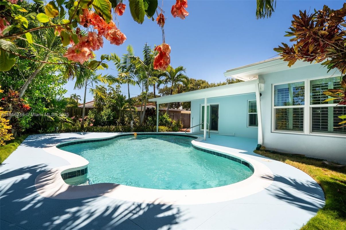 Exterior, Pool