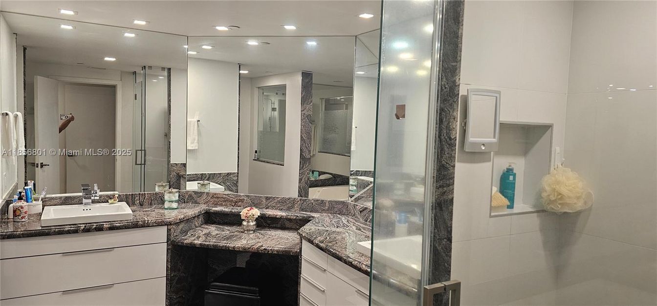 Bathroom, Dual Sink Vanities, Interior, Recessed Lighting
