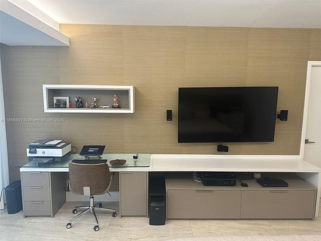 Home Office, Interior