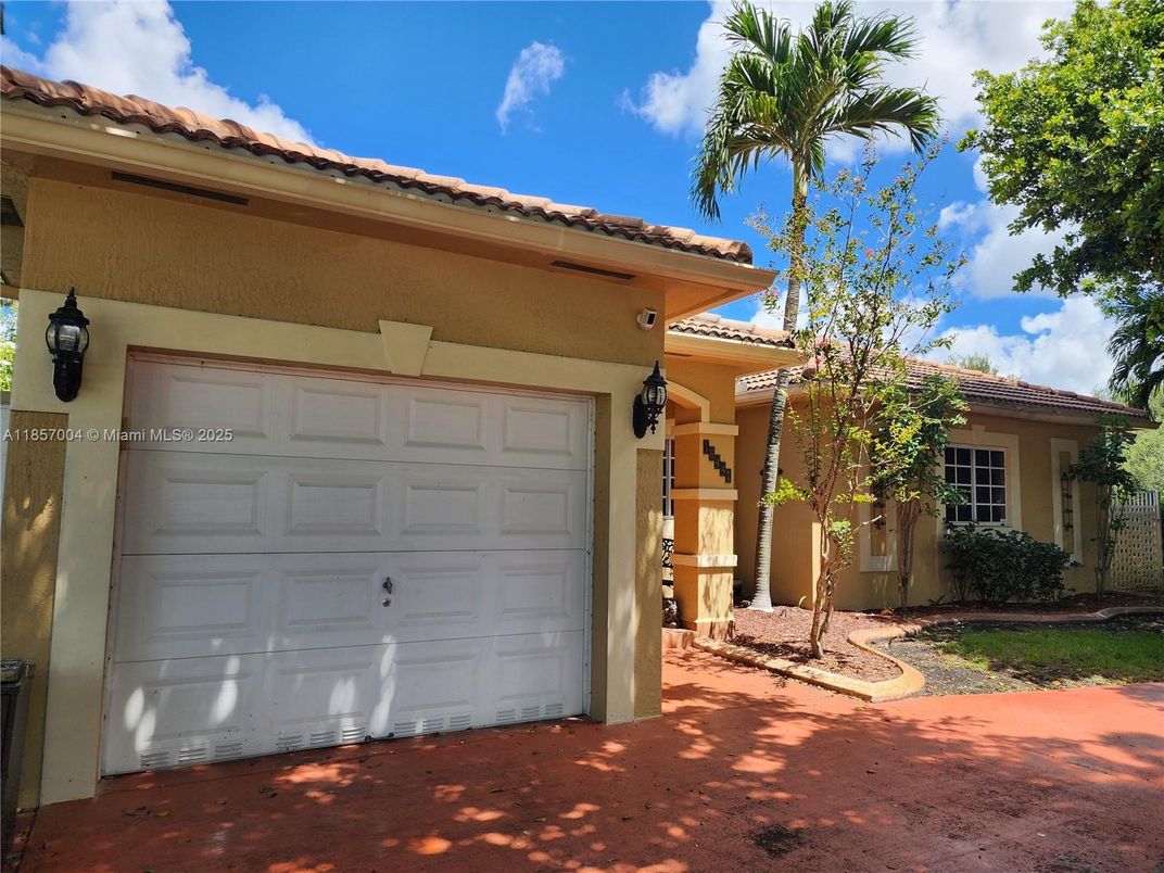 Detached Garage, Exterior