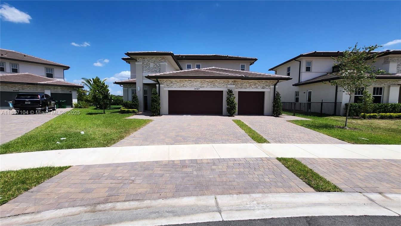 Attached, Exterior, Facade, Mediterranean