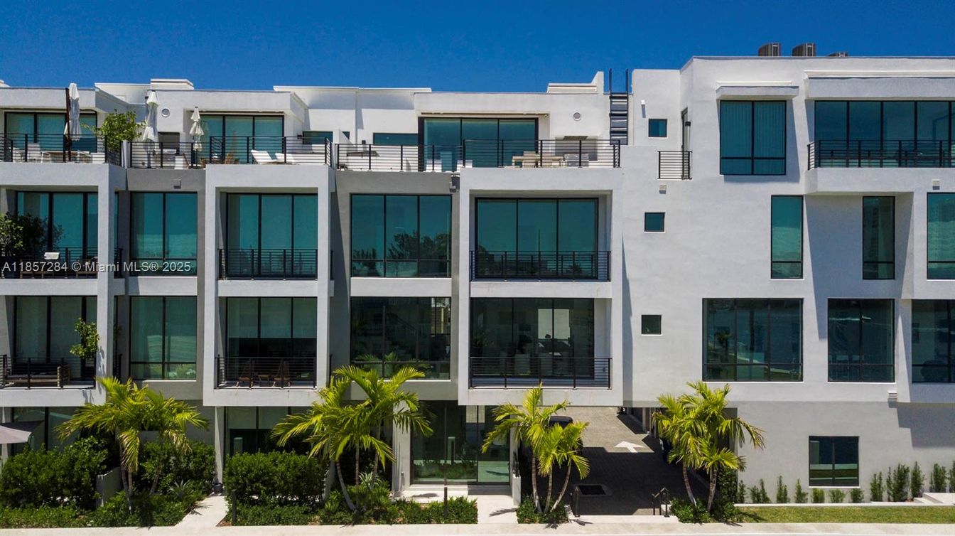 Exterior, Facade, Modern
