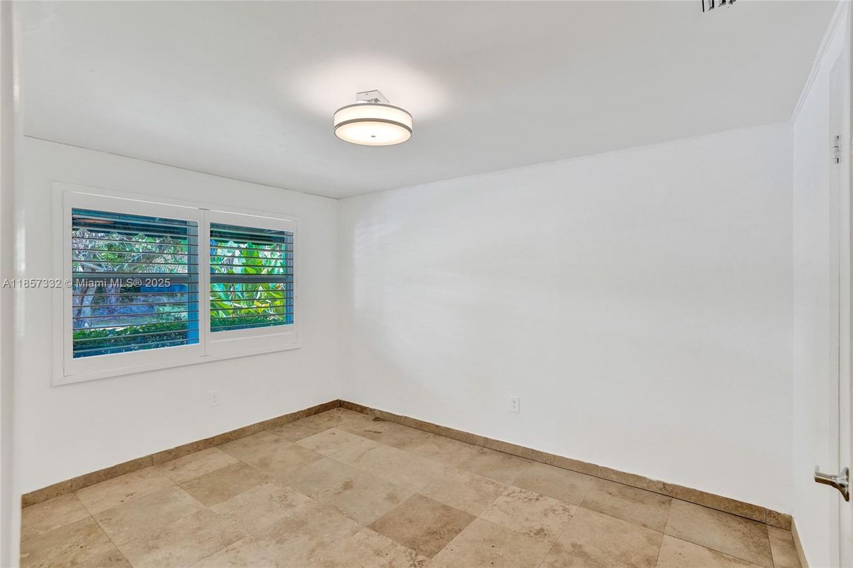 Empty room, Interior