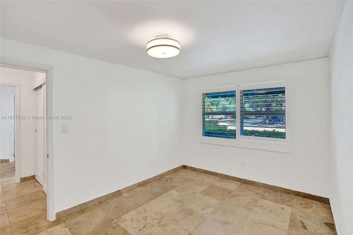 Empty room, Interior