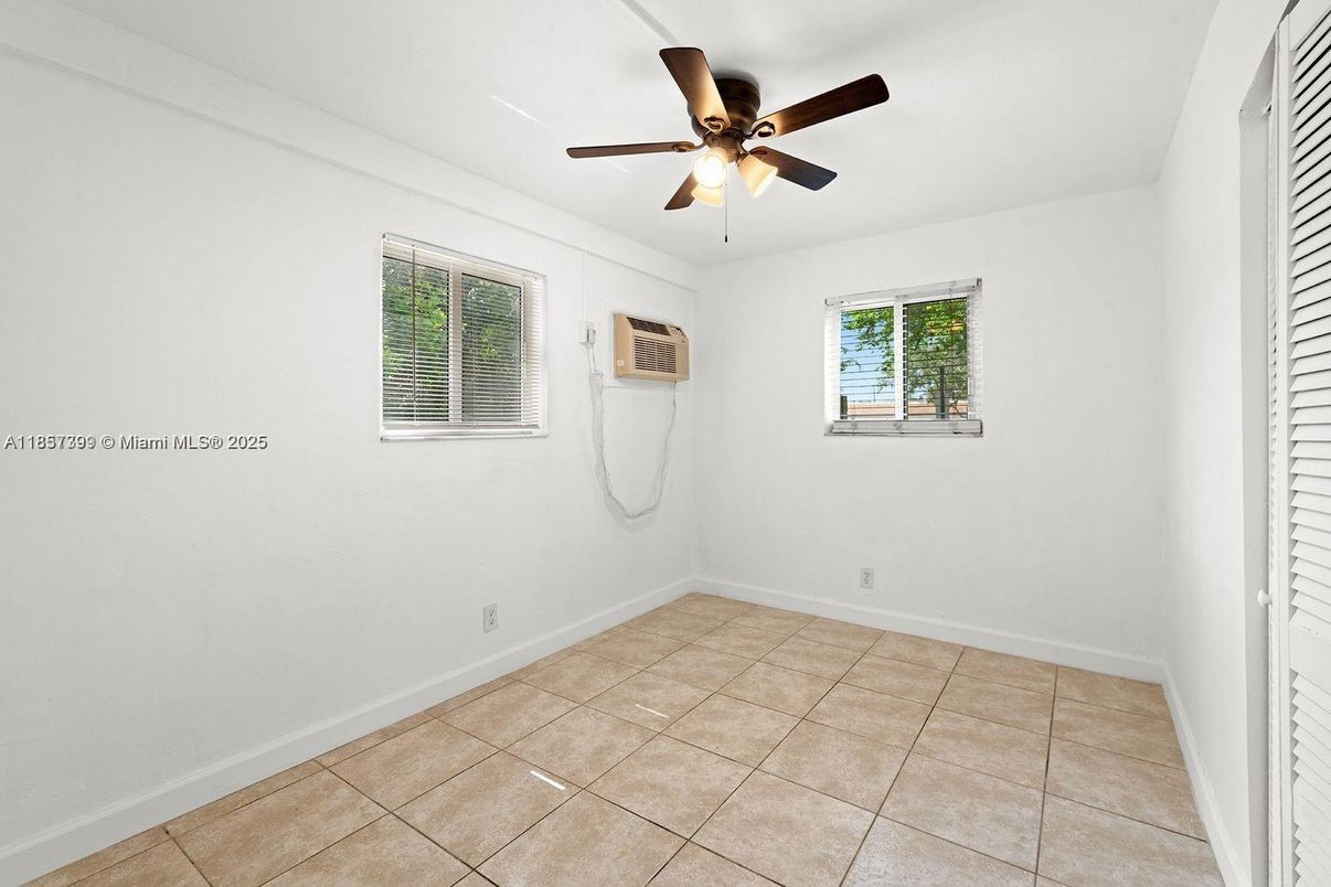 Empty room, Interior