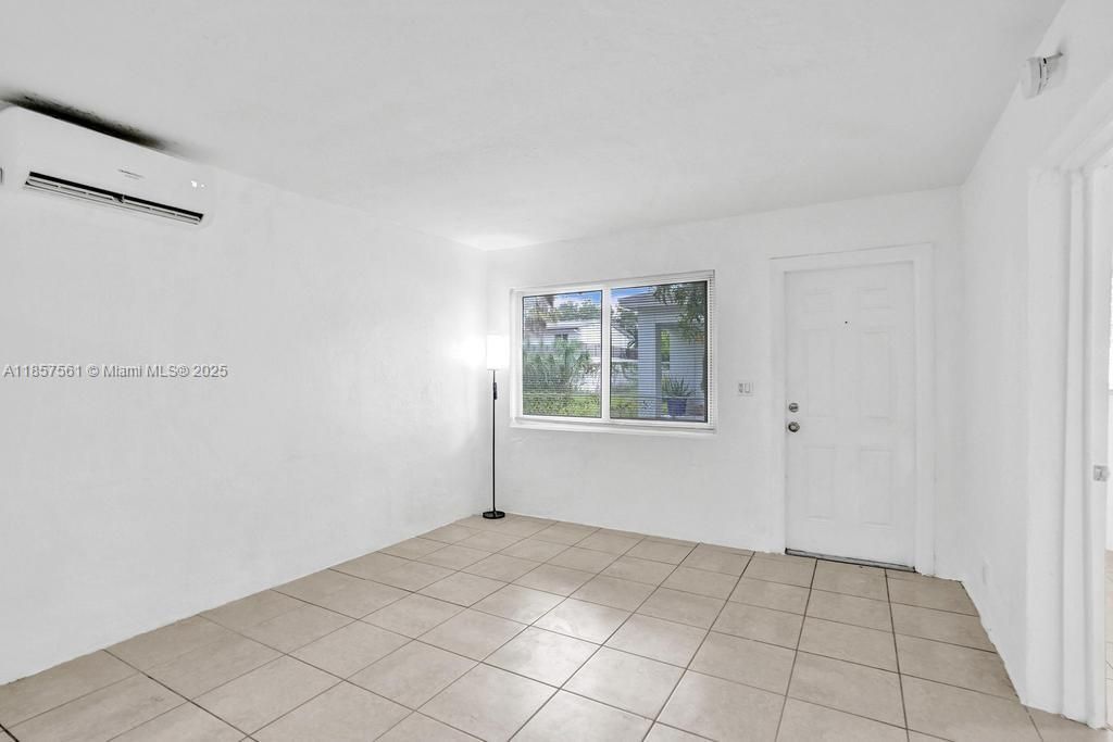Empty room, Interior