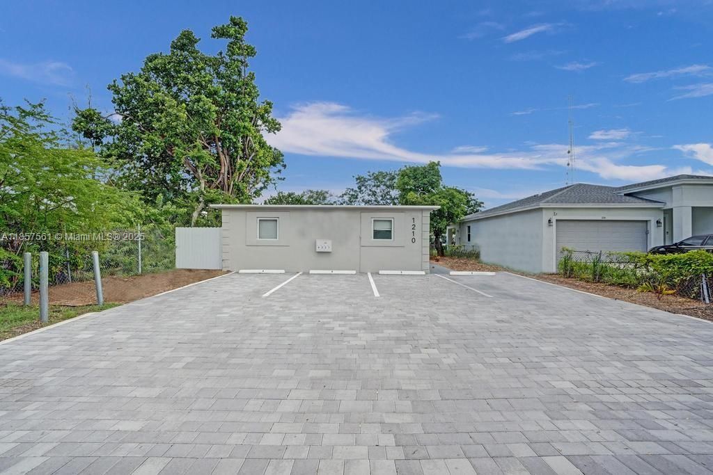 Detached Garage, Exterior