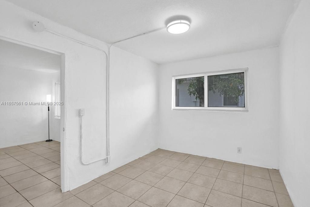 Empty room, Interior