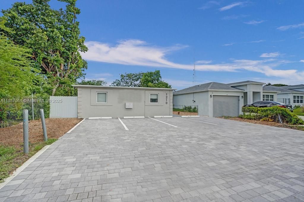 Detached Garage, Exterior
