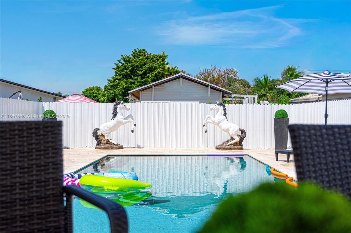 Exterior, Pool