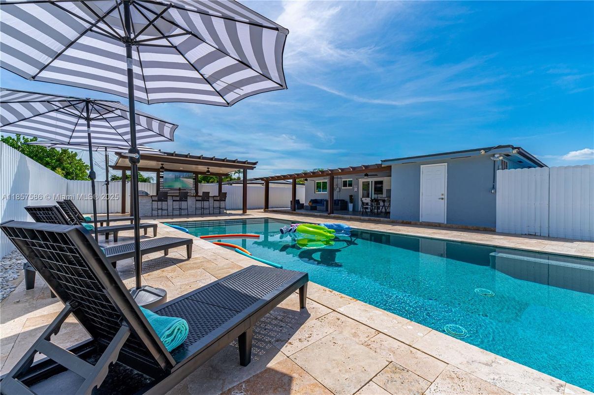 Exterior, Pool