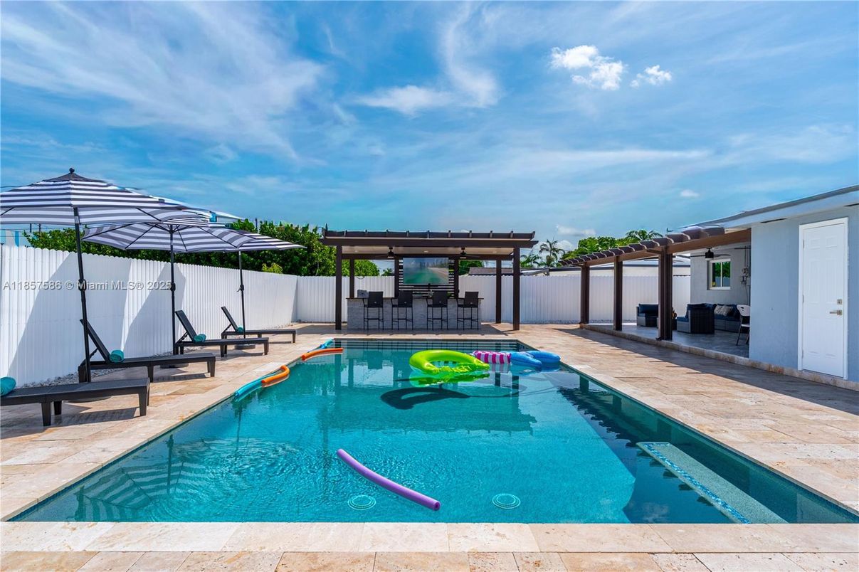Exterior, Pool