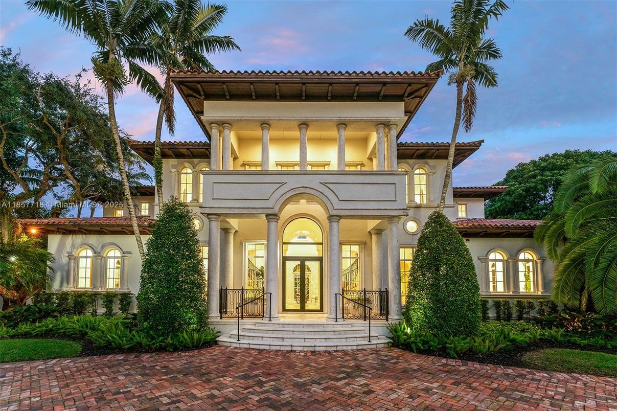 Exterior, Facade, Mediterranean