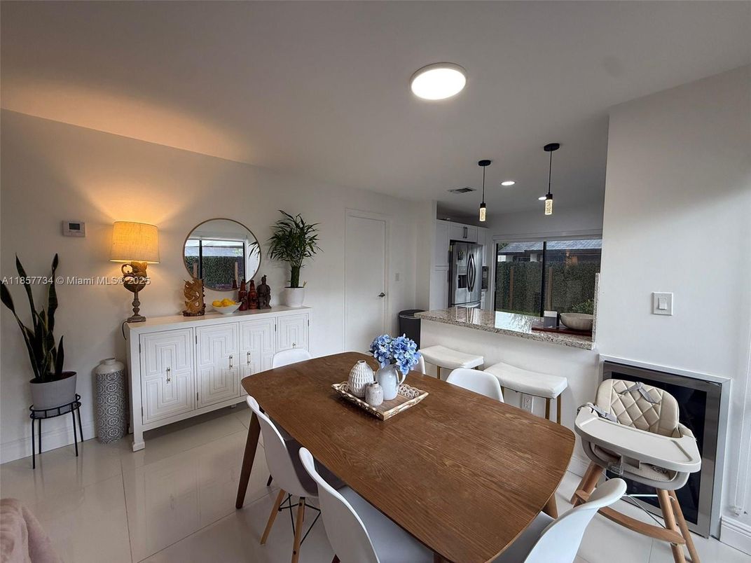 Dining room, Interior, Pendant Lights, Recessed Lighting