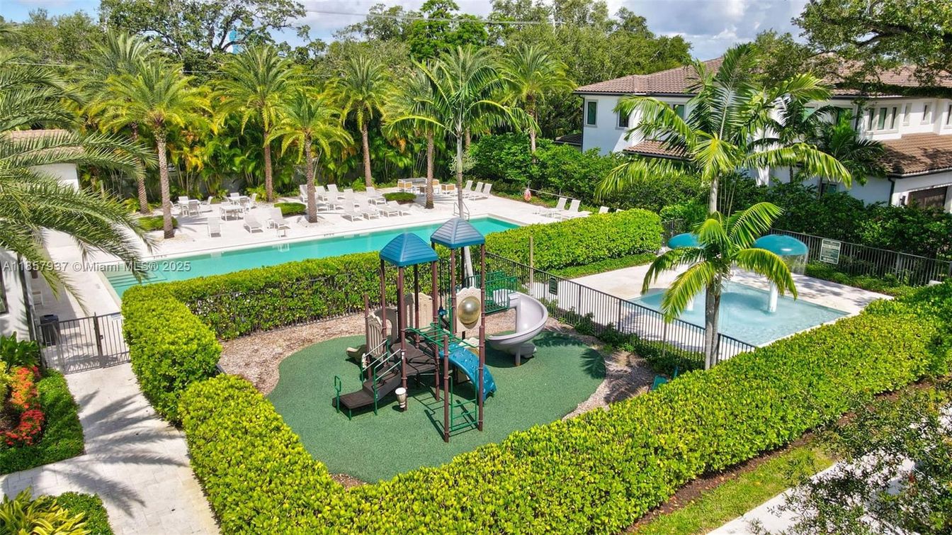 Exterior, Playground, Pool