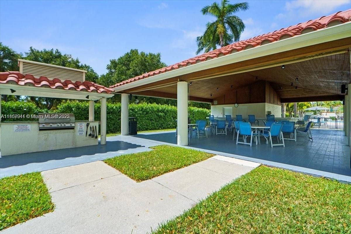 Exterior, Outdoor Kitchen