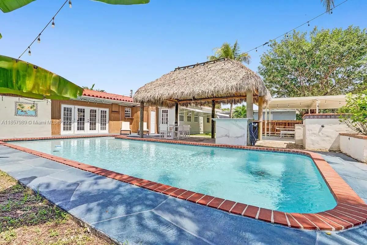 Exterior, Pool