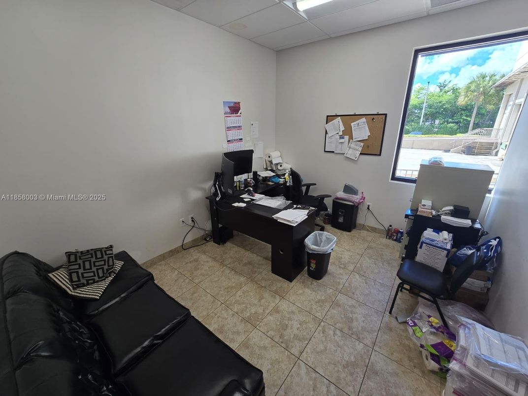 Home Office, Interior