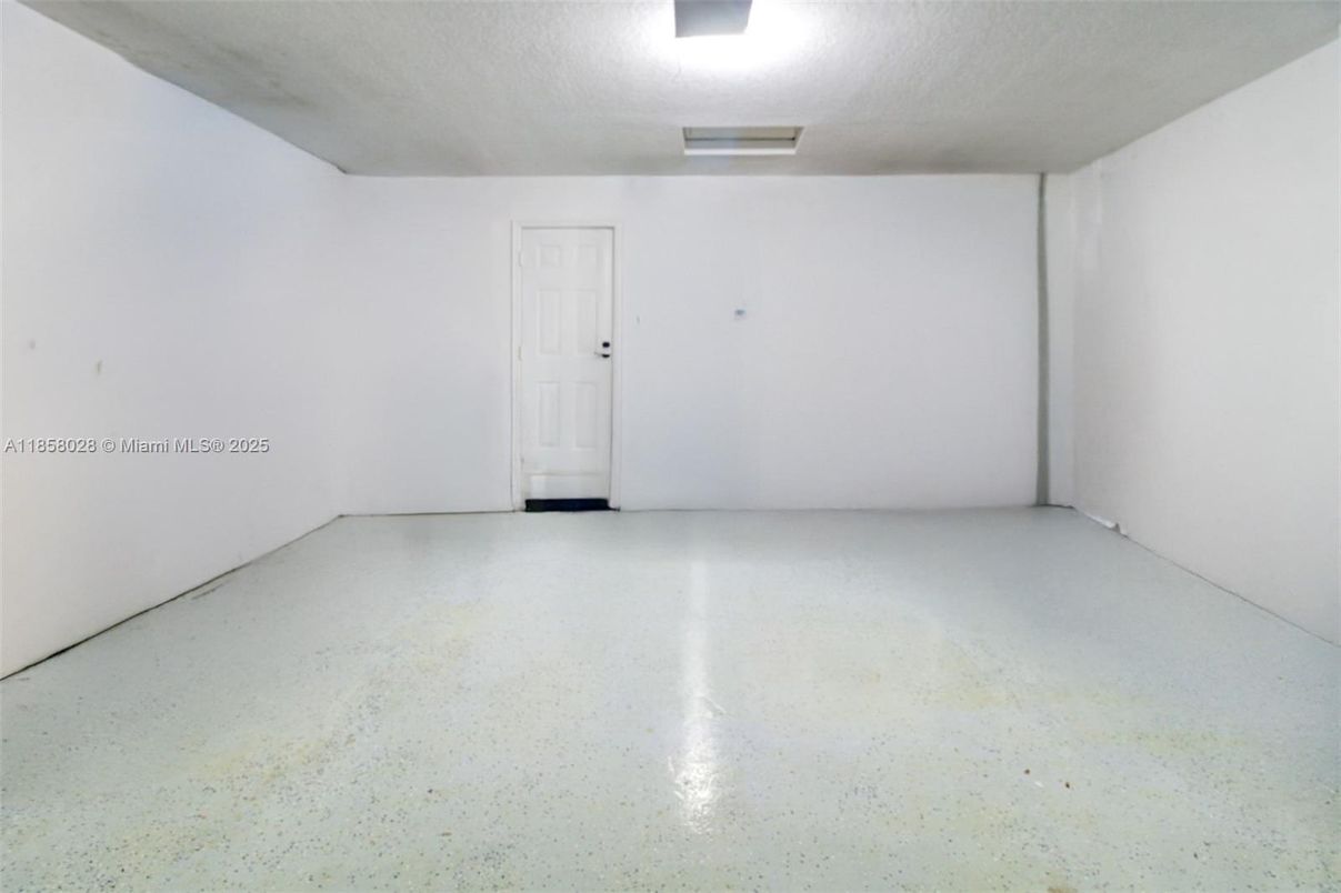 Empty room, Interior