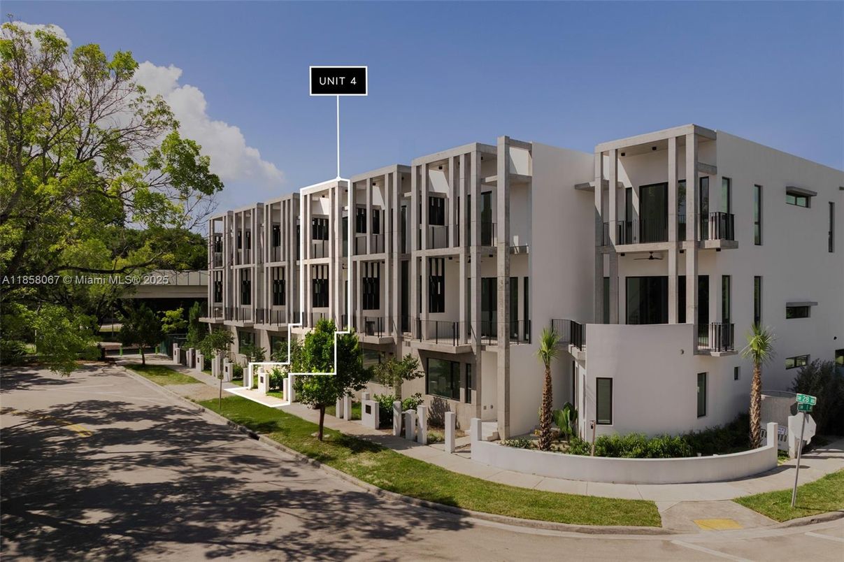 Exterior, Facade, Modern