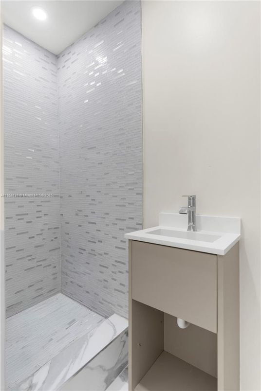 Bathroom, Interior, Recessed Lighting