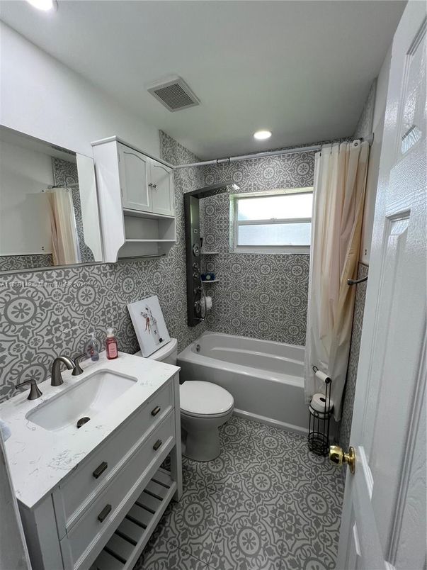 Bathroom, Interior, Recessed Lighting