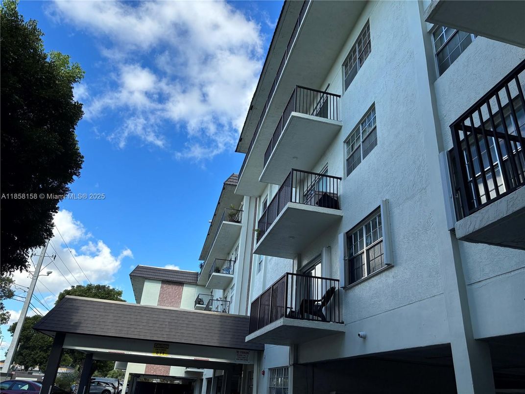 Exterior, Facade, Modern