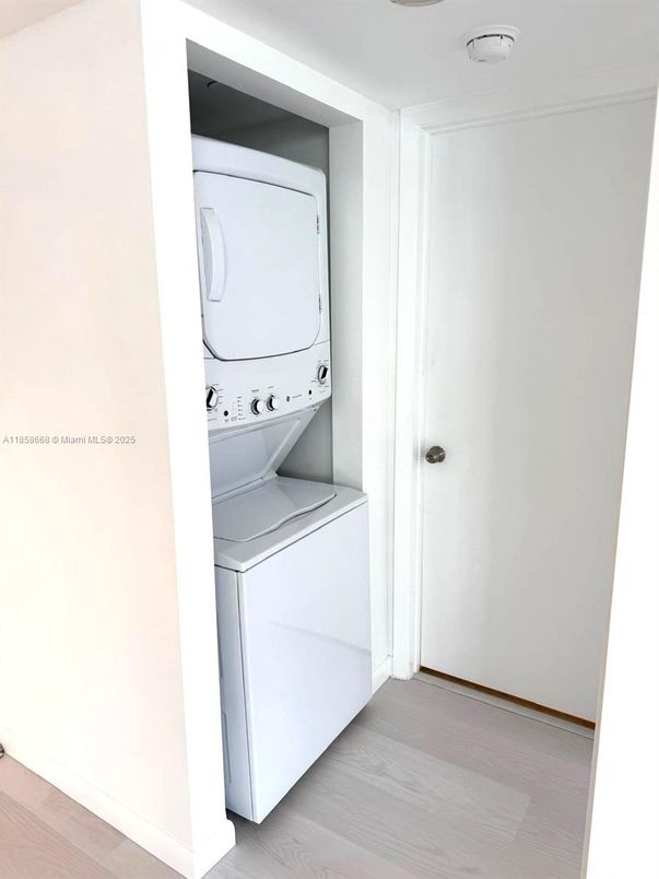 Interior, Utility Closets, Washer, Wood Texture Flooring