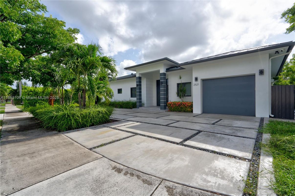 Attached, Exterior, Facade, Ranch