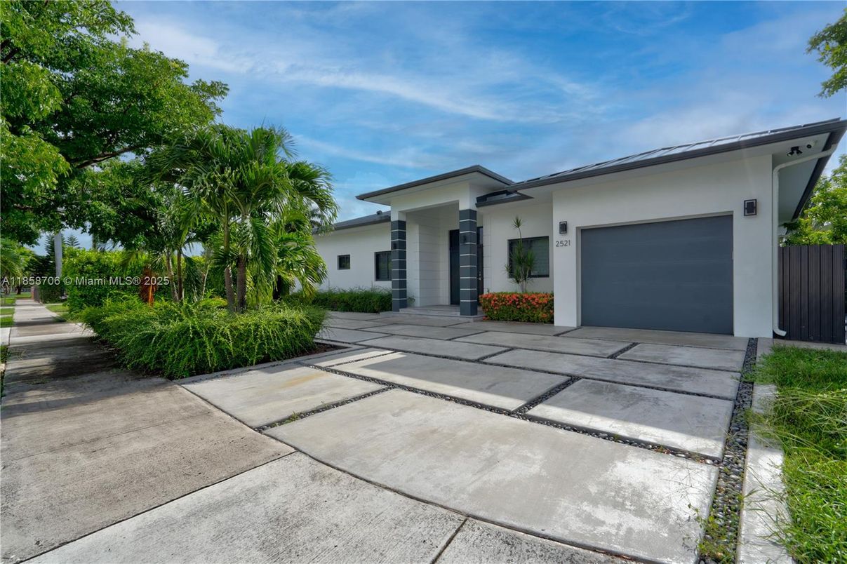 Attached, Exterior, Facade, Ranch