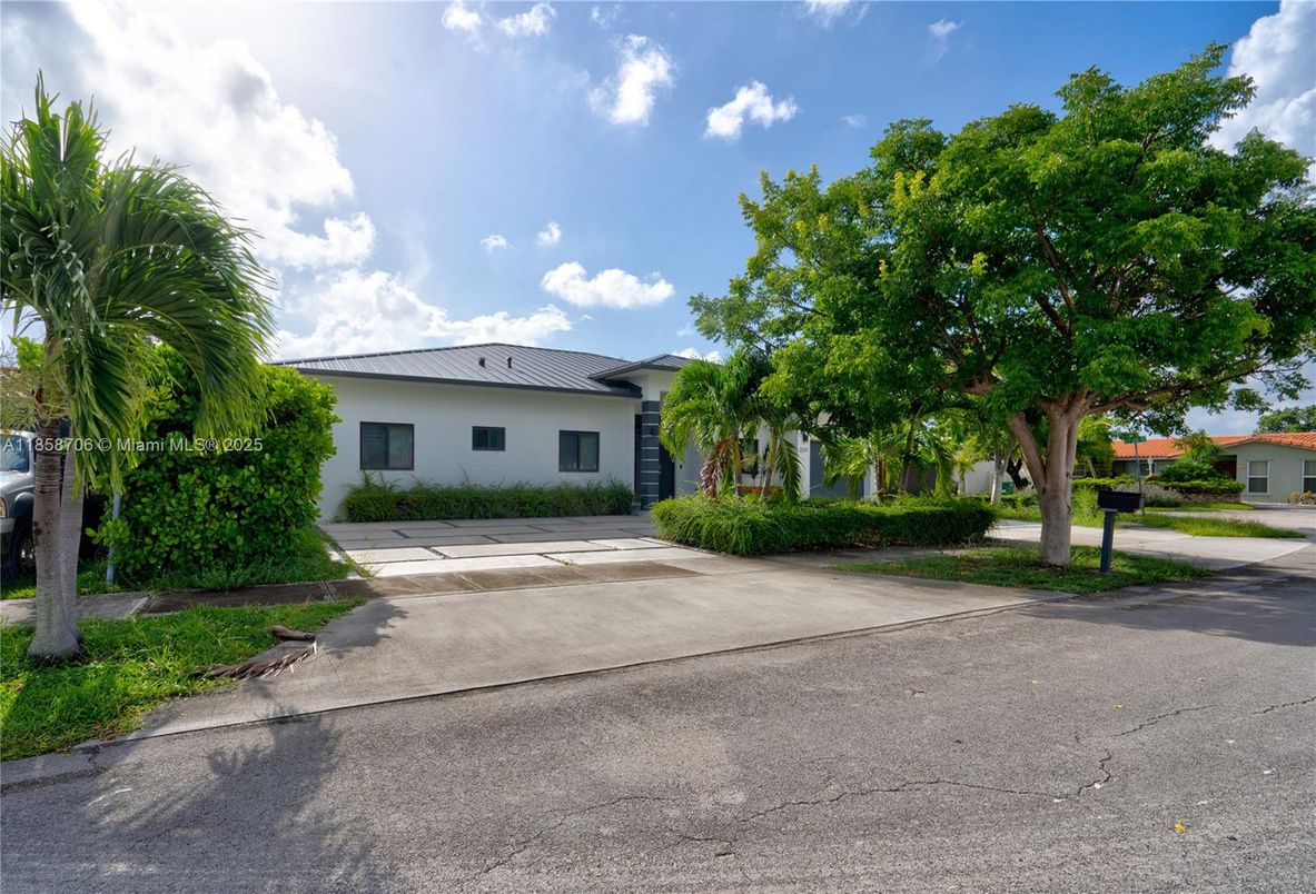 Exterior, Facade, Ranch