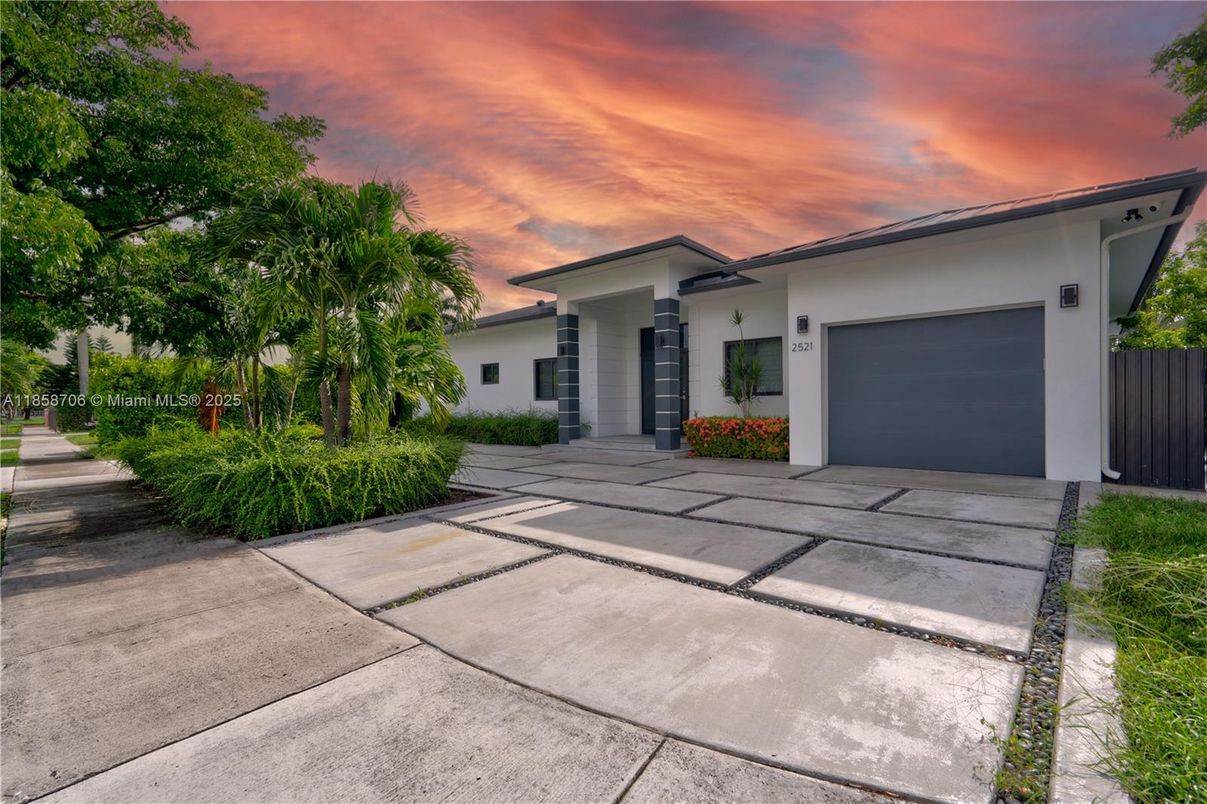 Attached, Exterior, Facade, Ranch