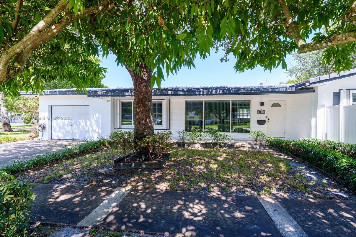Attached, Exterior, Facade, Ranch
