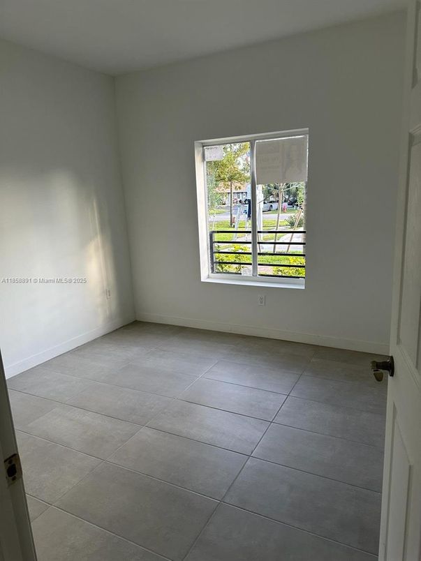 Empty room, Interior