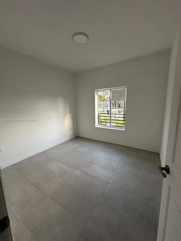 Empty room, Interior